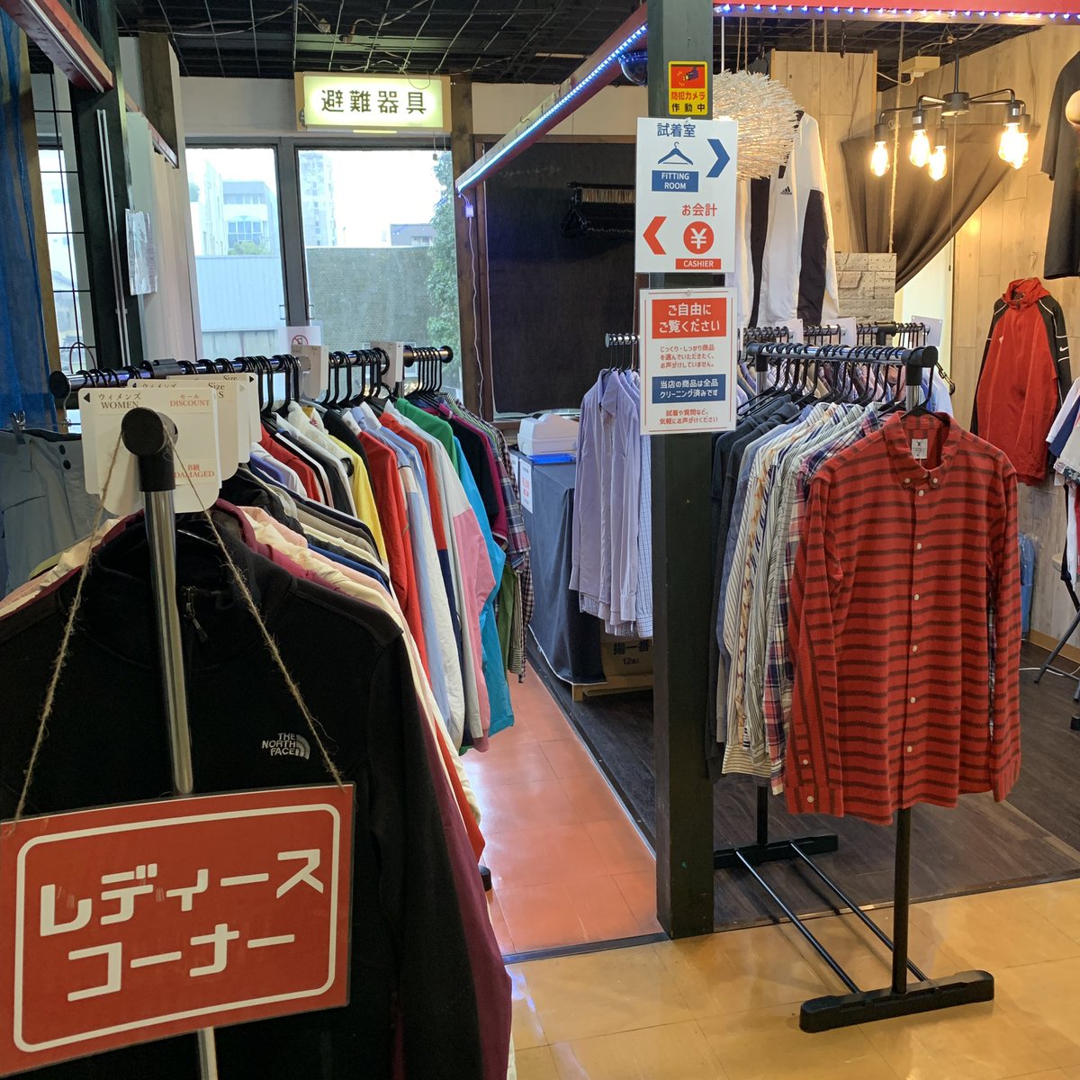 tafshop's tweet photo. 今日は連休の中日ですが、雨です☔️
涼しいので商店街巡りオススメです🏮

NIKEのトラックジャケット🟥
ユニークなデザインたくさん入荷していきます😄

#nike #ナイキ #トラックジャケット #大須古着屋 #古着屋 #大須商店街 #大須古着 #ショッピング #お洒落 #コーデ #タフshop https://t.co/1uKmdo0lBM