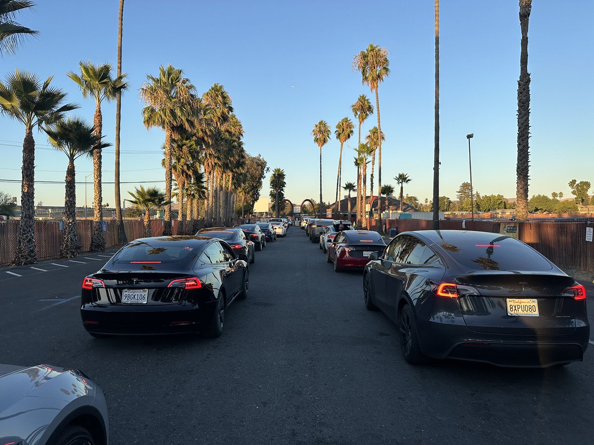 TeslaOwnersEBay's tweet image. Drive In movie night is always a smash hit. Cars &amp;amp; Community. We love doing it for the people, the mission and the fun. #HellaTeslas