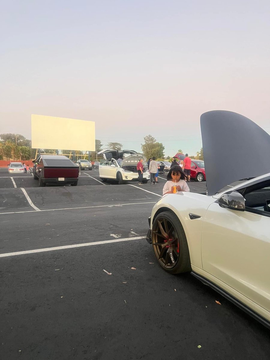 TeslaOwnersEBay's tweet image. Drive In movie night is always a smash hit. Cars &amp;amp; Community. We love doing it for the people, the mission and the fun. #HellaTeslas