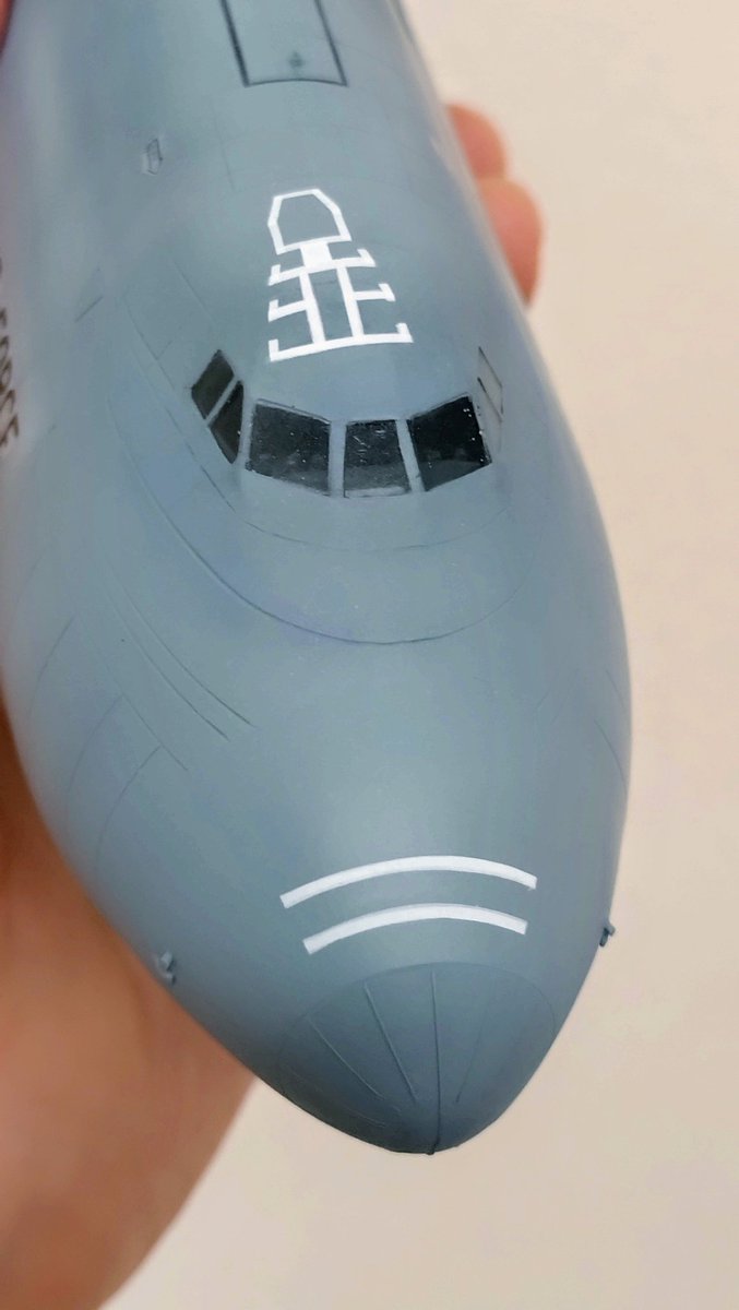 この、給油口みたいなとこの、付属のデカールがあまりにもデカく感じたので、塗りました。
おまけで鼻先の2本ラインも。