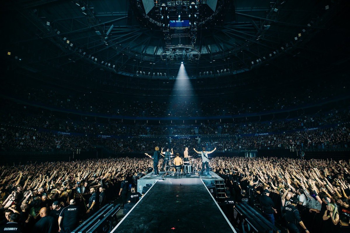 parkwayofficial's tweet photo. We could have never imagined 20 years ago that we would play to 14,000 people in a giant, sold out arena in our home country. Thank you Sydney, for making last night so special to us 🫶

📸 @Thirdeyevisual1 https://t.co/BkD5yIORJ0