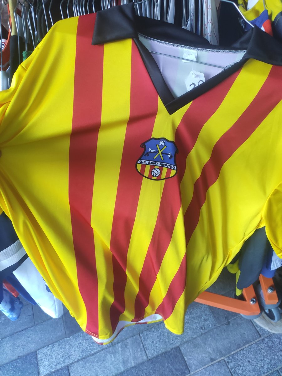 prosikito8's tweet photo. Nueva definición de random:

1. Encontrar una camiseta del Sant Andreu en un mercadillo debajo del puente de Brooklyn. https://t.co/jAwxaxBrEY