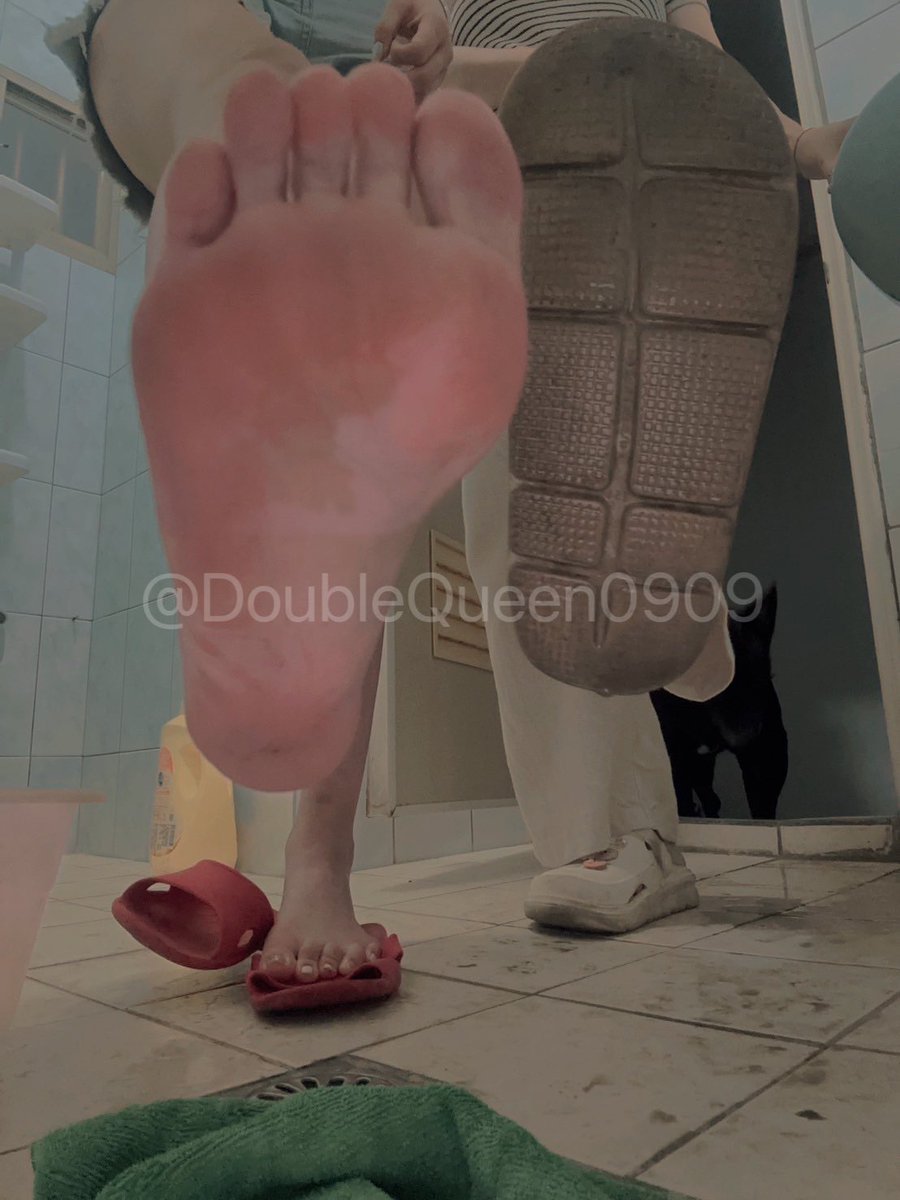 邊清理鞋底
邊跪著看清楚女王腳底的樣子
並且聞著女王的氣味
會是怎樣的體驗呢☺️

大概是你人生最值得一件事吧？
