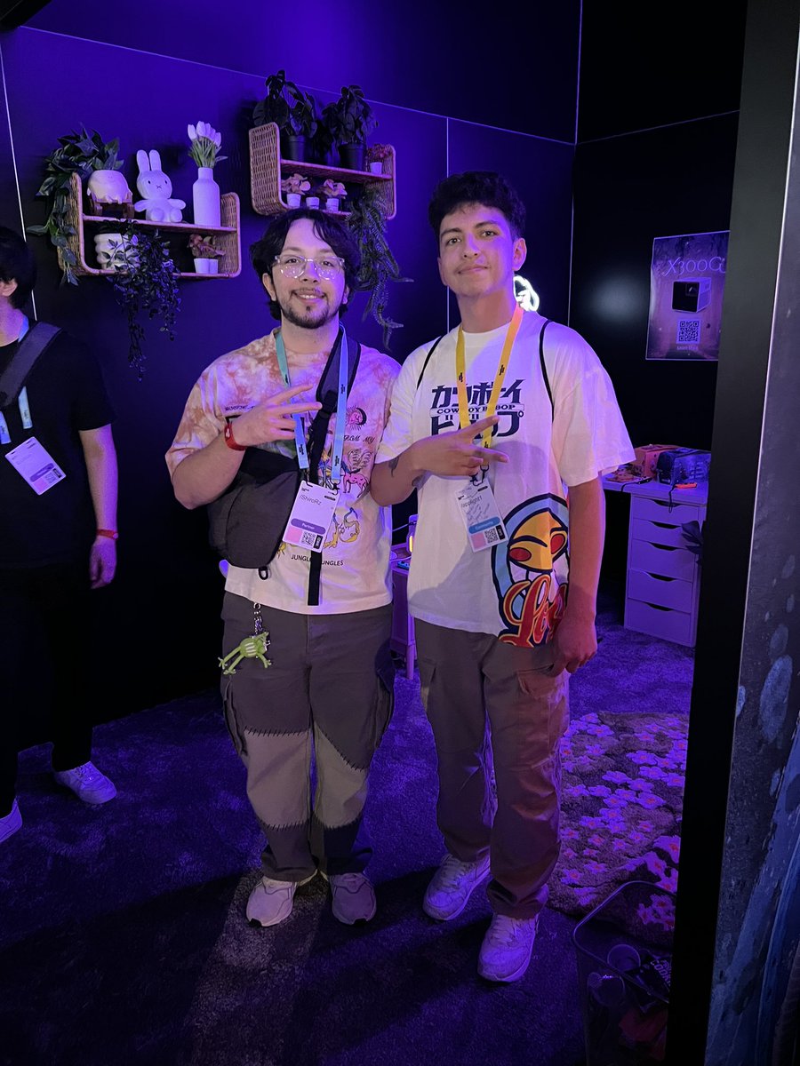 applightt's tweet photo. met some pretty epic people at twitch con :o https://t.co/8dZCRjGuj1