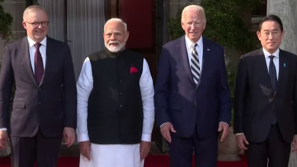 aajtak's tweet photo. Quad नेताओं ने जारी किया संयुक्त बयान, दक्षिण चीन सागर में डराने-धमकाने वाले युद्धाभ्यासों पर जताई गंभीर चिंता
#QuadSummit #QuadLeaders
https://t.co/nMqUQKBxay https://t.co/T1AWyY9Cxk