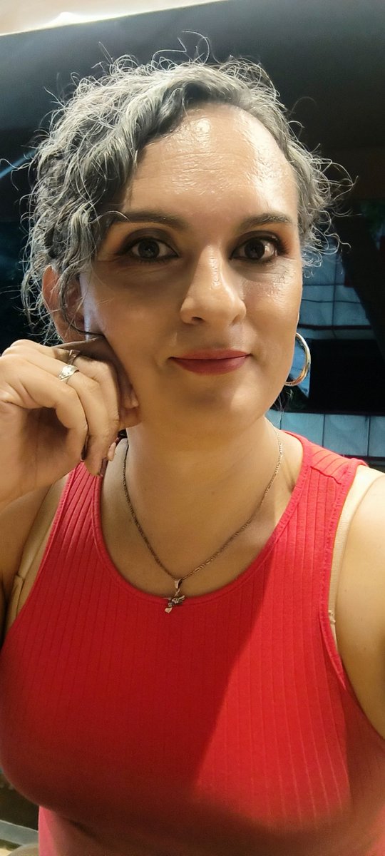 De esos días que me siento muy bonita 🥰
No ha sido un proceso fácil mi transición como mujer trans a los 45 con mi vida y relaciones dentro de la heteronorma. Pero ha sido una gran decision.¡Por mucho!
Y si he llorado mucho pero soy yo misma y estoy feliz.