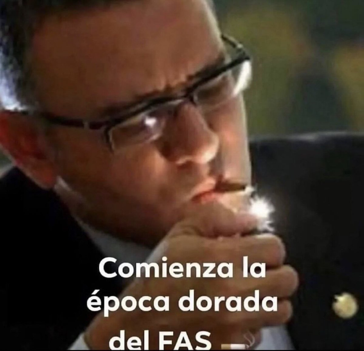 DE RODILLAS ANTE EL REY
