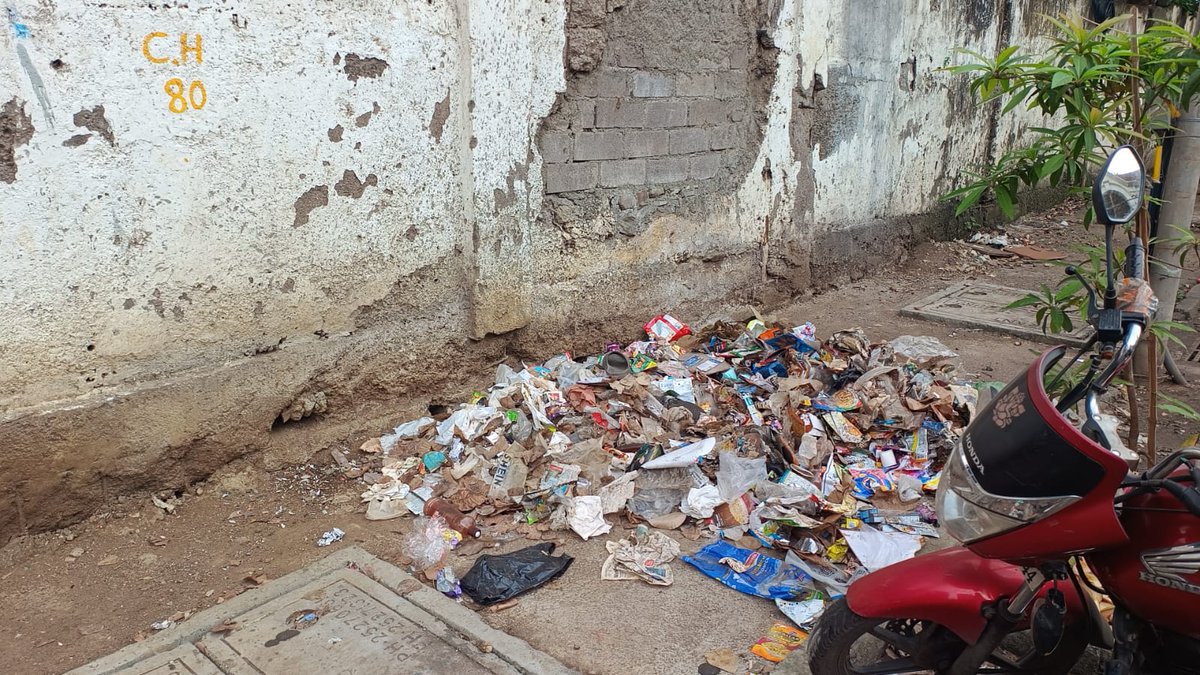 ps976976's tweet photo. Condition of the footpath outside Vile Parle railway station (east) on phatak road. It needs immediate attention and cleaning. No space to walk because of garbage on footpath @mybmc @mybmcWardKE @cleanMumbai007 https://t.co/96WVsCrfv5