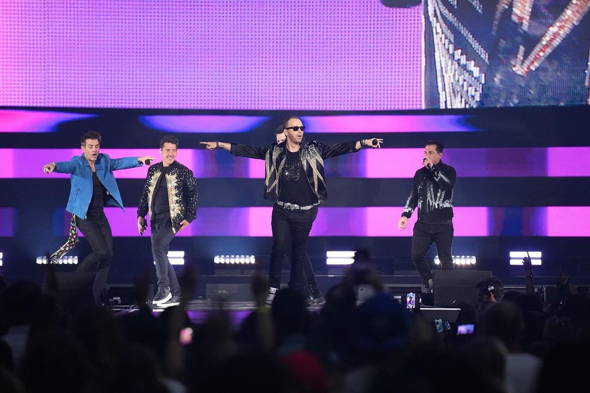 T-Mobile Arena tweet media