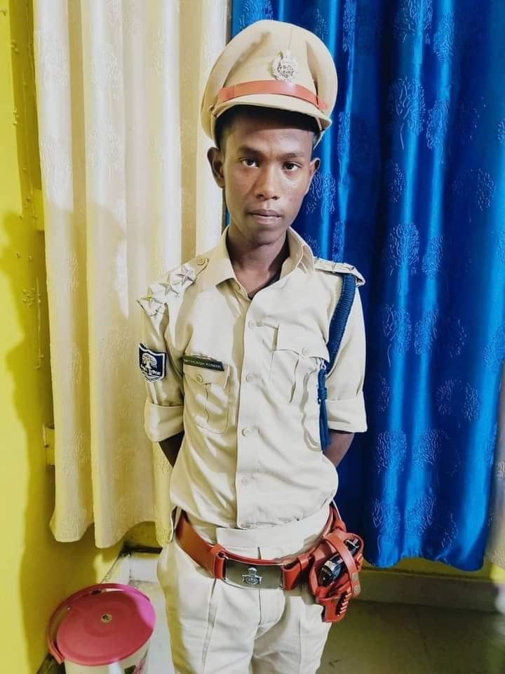 YuvaBihar_'s tweet image. अपना सोनू मेहनत करके IPS बनने का सोचता ही रह गया, इधर ये 2 लाख 30 हजार में IPS भी बन गया 😅😅

#Bihar #FakeIPS #BiharNews 
#CountdownBegins #PeaceThroughMeditation  
#ViralVideos #hamster #BSNL #CRYMUN #winGalaxyA14 #AwesomeGalaxyA #DhruvRathee
#DevaraReleaseTrailer