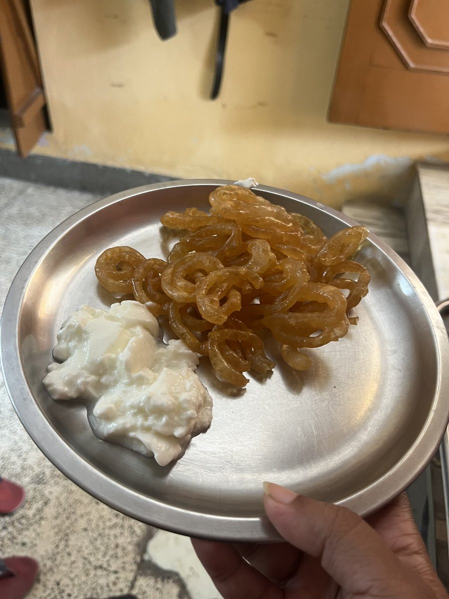 AlphaNaMila's tweet image. Isake siwa duniya mein rakha kya hai

This will be the national dish in my reign

#dahijalebi