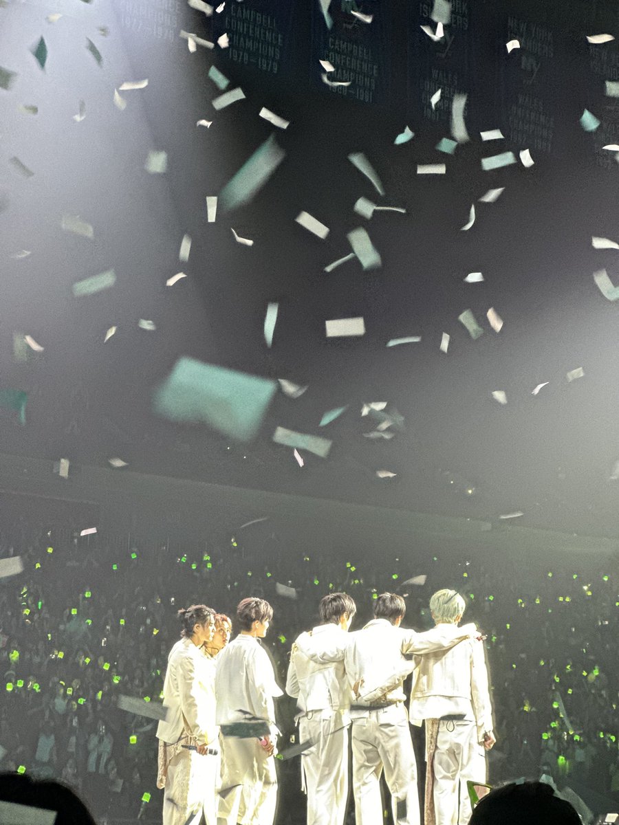 haebubw's tweet photo. New York… u were SO FUNNN!! best way to end my tds3 lil tour this year. Also was so nice to see everyone and also ty if you came to me to get a freebie!! 💚 https://t.co/oyA7FRCV9q