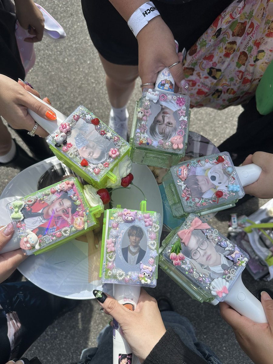 haebubw's tweet photo. New York… u were SO FUNNN!! best way to end my tds3 lil tour this year. Also was so nice to see everyone and also ty if you came to me to get a freebie!! 💚 https://t.co/oyA7FRCV9q