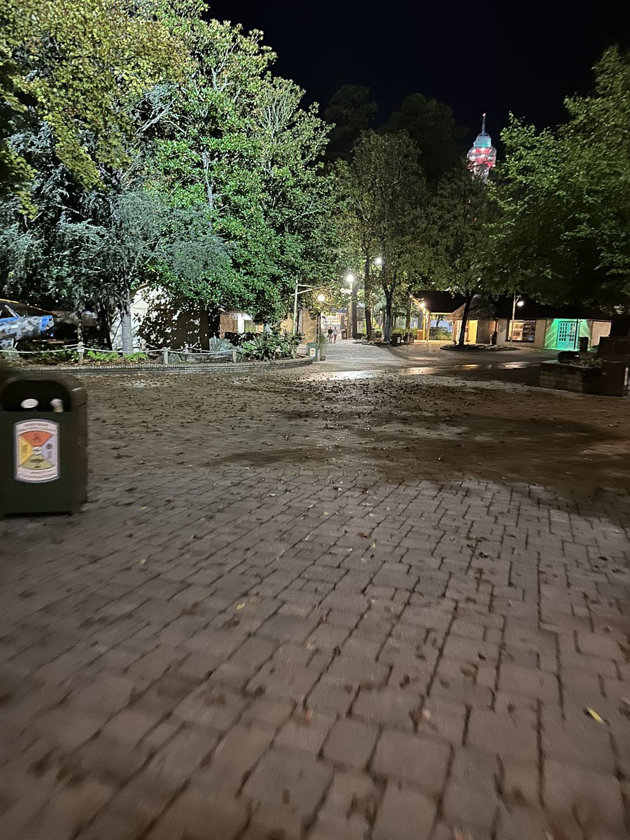 WDWRLD's tweet photo. Is @KingsDominionVA #HalloweenHaunt the worst theme park event of the year? It was tonight…After light rain for a hour security cleared the park for “rain” not letting anyone past International Street, 2 Hours after rain stopped the park reopened, nothing open, no scare zones. https://t.co/rkSSalr8mN