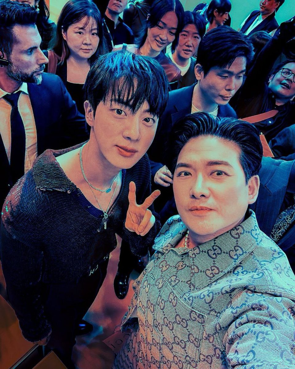 PurpleStationMX's tweet photo. El presentador de radio y televisión Filipino Tim Yap, compartió en su Instagram una foto junto a Jin en la semana de la moda de Milán. 

🔗 https://t.co/TdBJdQgFAm

#Jin #jinxgucci #gucci #jininmilan #seokjin #kimseokjin #bts #jinfashion #purplestationmx #purplestationfanbase https://t.co/9lUK4bvwYO