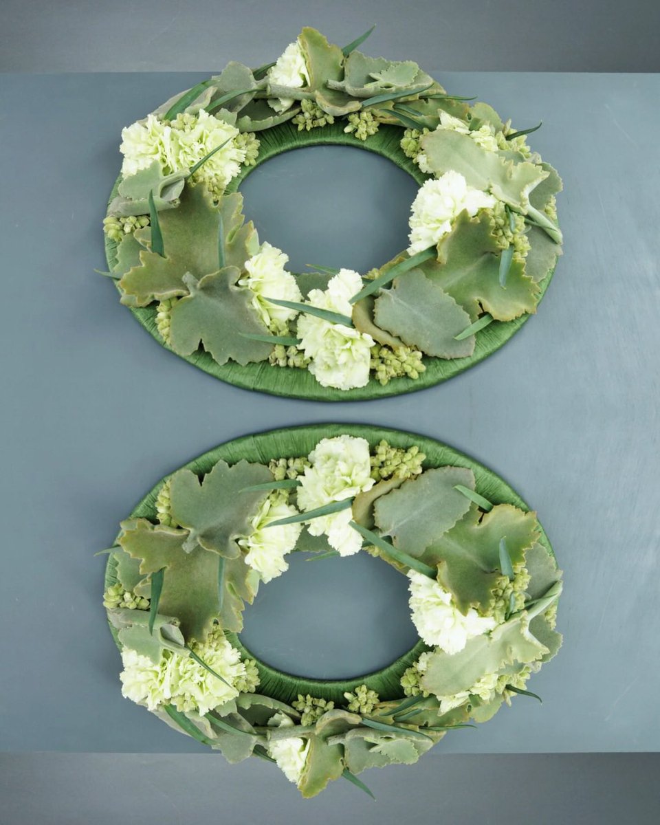 MarkPampling's tweet image. Another wreath design of Dianthus and Kalanchoe beharensis. Created for Design Solutions with Flower Thinking.

#wreath #wreathdesign #sympathywreath #kalanchoewreath #funeralwreath #botanicalart #floralinspiration #handmadewreath #floraldesigner #masterflorist