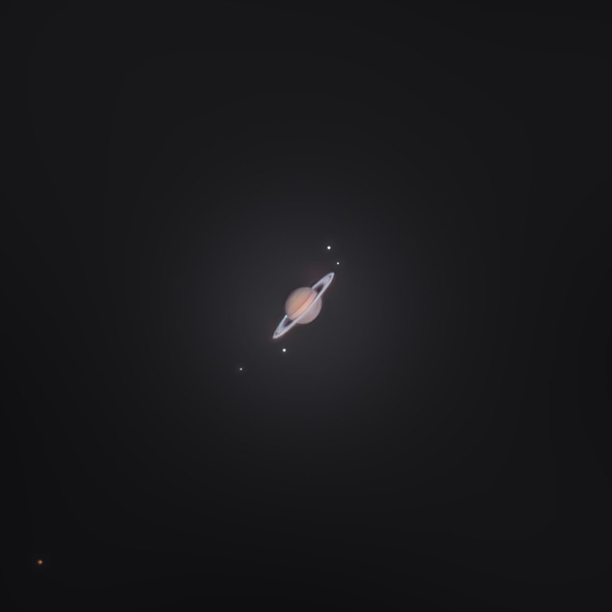 CuriosityonX's tweet photo. Amateur shot of Saturn and its large moons.
Brandon Hah 🪐 https://t.co/BdSuyj0Gi4