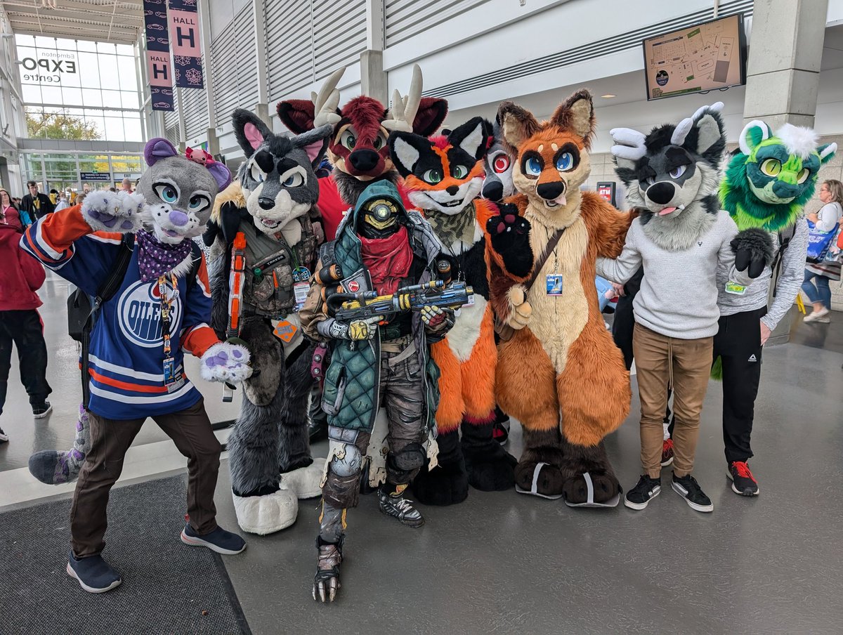 JezzaBat's tweet image. Y'all I'm so fucking short what the fuck
Like without a fursuit it's even more obvious that I'm smol