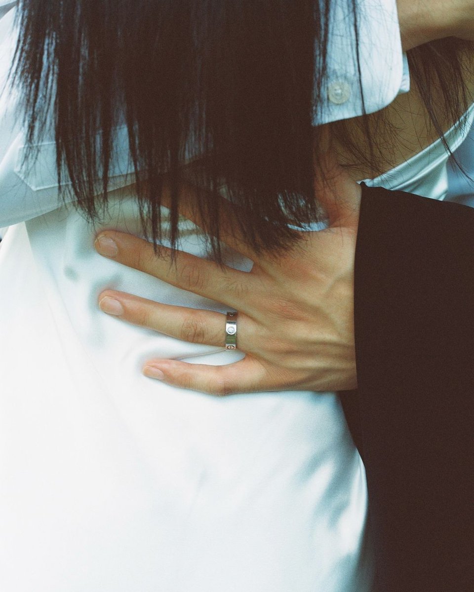 0517feed's tweet image. "Were getting married 💍"