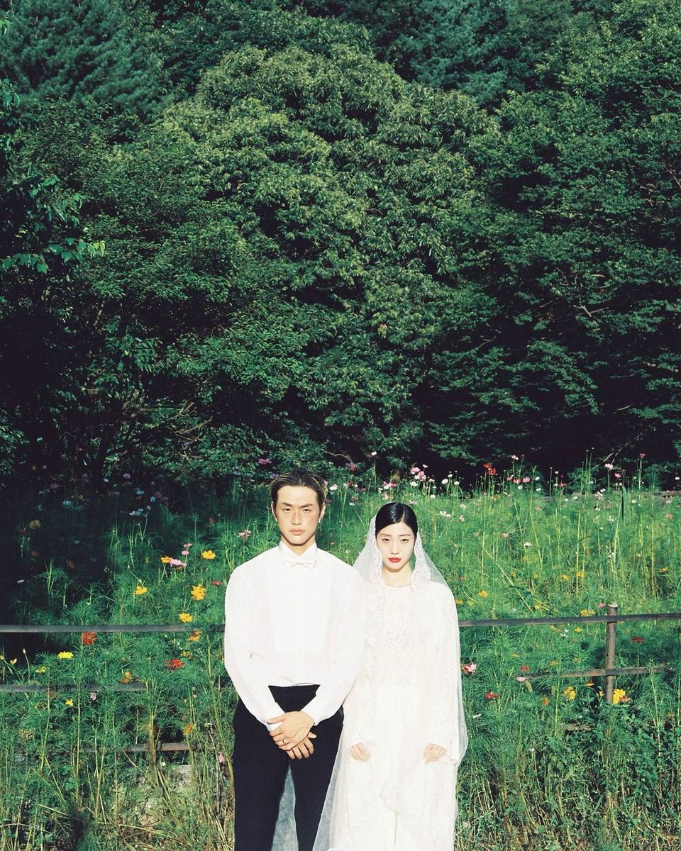 0517feed's tweet image. "Were getting married 💍"