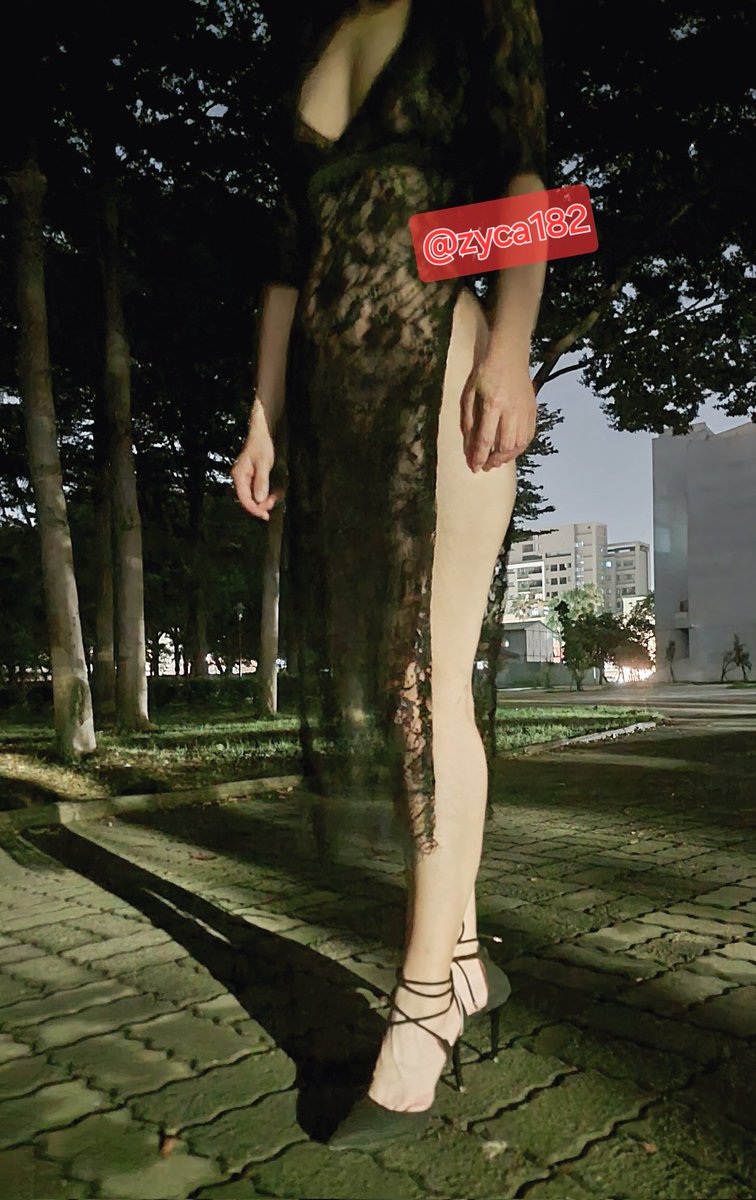 zyca182's tweet photo. 來分享前晚的露出了～
害羞太太以前很愛穿高跟鞋，但已封鞋幾十年了，這次重新回味穿上細高跟，但我怕她拐到腳所以很緩慢的扶著下樓，不過這次沒有酒精的催化，太太一開始肢體都有些僵硬放不開，所以先來水X溫公園練走路跟狀膽一下，這次沒有肛塞尾巴，覺得效果不好作罷，就邊走邊扣著濕潤的小穴逛逛～ https://t.co/ZREBseQi8z