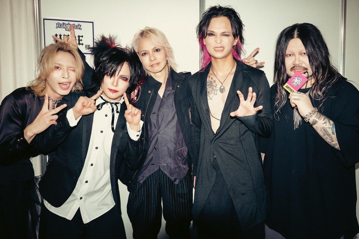 自分の出番が終わって 走ったら危ないので急いで歩いて笑 HYDEさんの