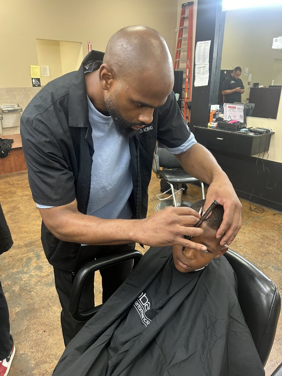 SauceBird501_'s tweet image. Just loving &amp;amp; doing what I do 
Bird Da Barber 🦅💈

I ain’t have to go crazy like this I ain’t gone lie. 

Classmate did the cut.. I finished up a lil bit with the detail worked &amp;amp; sliced that heart in lil ant head ❤️

#baldfade #barber #designcut