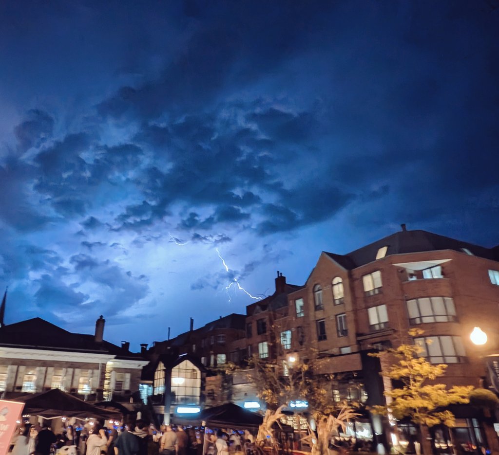 HiDarchu's tweet photo. Thunder &amp; Lightning 🌩️ 
#toronto #oakville https://t.co/NCWydiVDEa