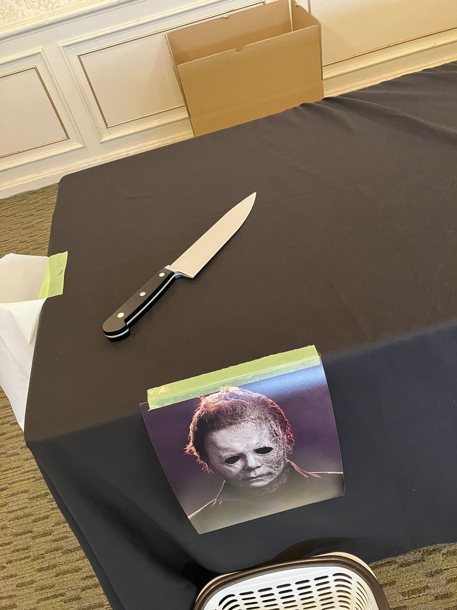 HollyConTokyo's tweet photo. それぞれのサインテーブルの上に注目👀

エドワードテーブルにはショットガンと昨日のパーティーで話題に上がった好物のお寿司🍣

ザックテーブルにはプロップと人形の2体のギズモがお出迎え💕

ジェームズテーブルにはナイフ一本。
シンプル過ぎるのが逆にマイケルっぽい…？🔪 https://t.co/8YMW85ceLc