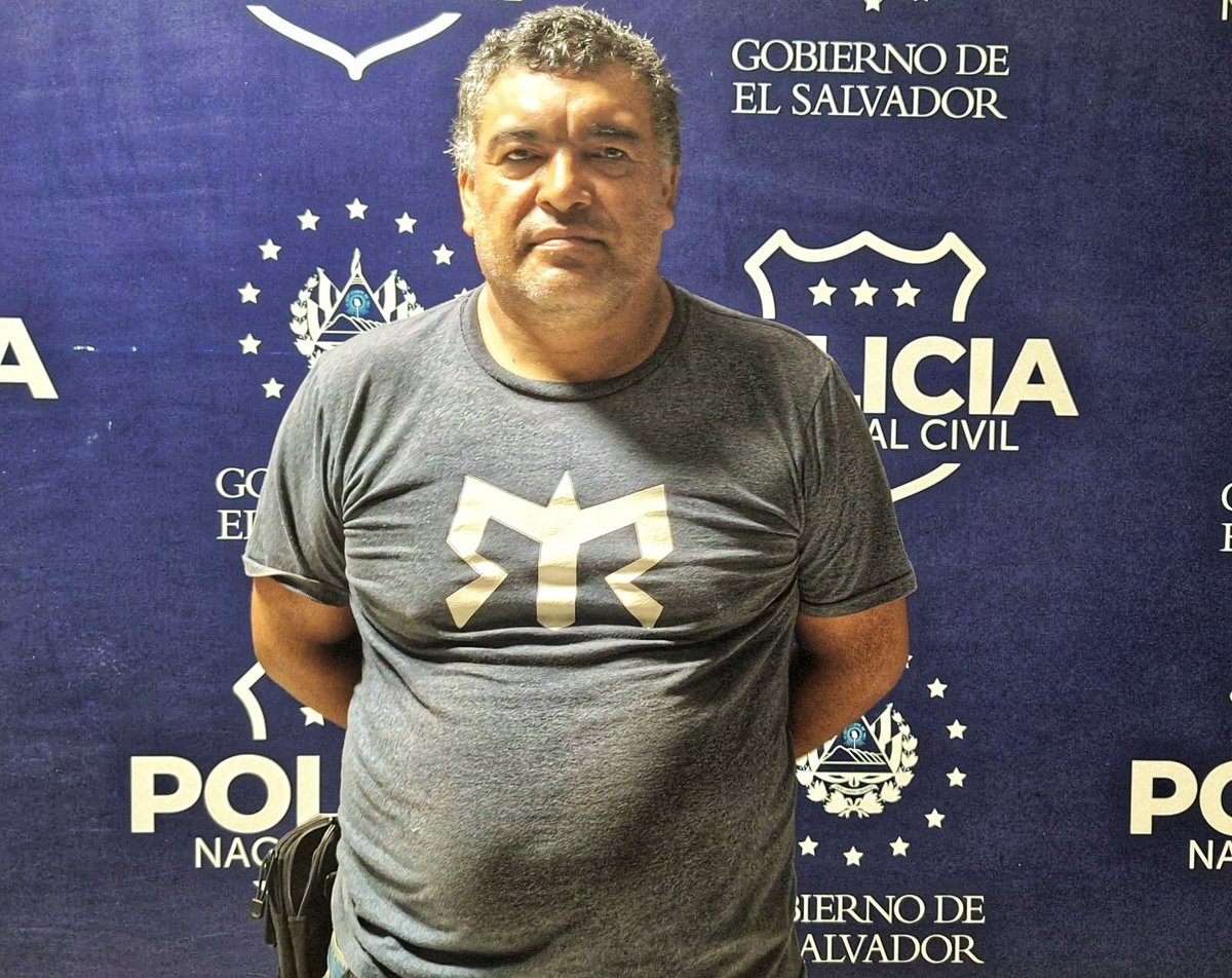 PNCSV's tweet photo. Edwin de Jesús Ortíz Ramos, de 46 años de edad, fue denunciado a través de un video en redes sociales luego de agredir a una mujer en Santa Ana.

Fue capturado de inmediato y será procesado por lesiones y expresiones de violencia contra la mujer.

#PlanControlTerritorial https://t.co/uZ999lfzzX