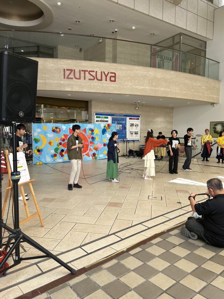 kyuttosai's tweet photo. ただ今井筒屋会場では、山口大学アカペラサークルSing A Songさんがパフォーマンスをしております！！
うっとりするような歌声に聴き入ってしまいそうです🫠♥️是非ご覧ください！！
NEXT...「手鞠一座」 https://t.co/6TpcF9PcNd