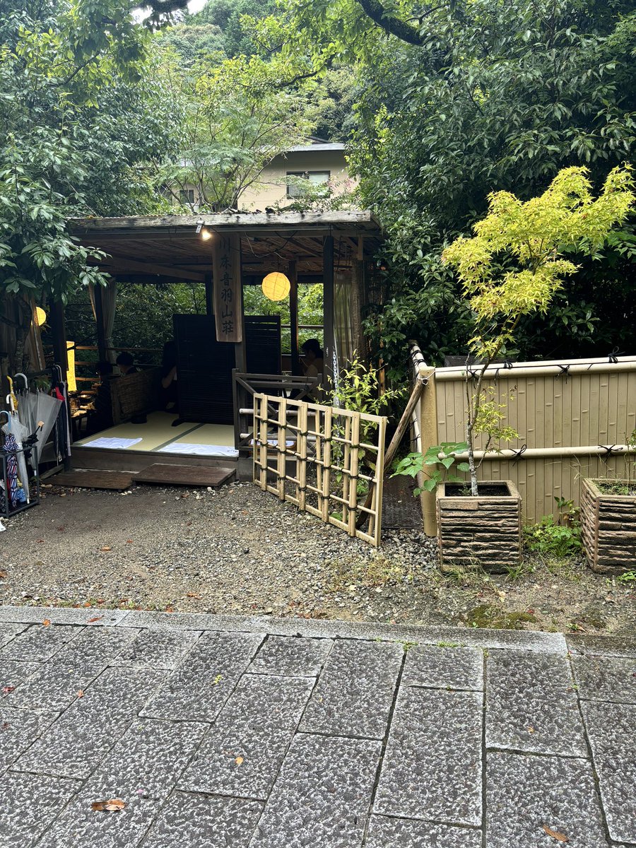otowasansoh's tweet photo. 本日から秋の川床がス���ートします！
あいにくの天候ですが元気に営業中です。
#川床　#箕面　#音羽山荘 https://t.co/iI1pg5N3RO