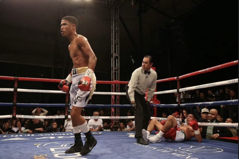 K.O. COLOMBIANO 🥊🇨🇴

En la pelea semiestelar de la noche, el colombiano Vieris Ortega noqueó a los 34 segundos del tercer round al mexicano Hugo "Verdugo" Guarneros, de la rama supermosca.

#TVCDeportes #MiuraBoxing