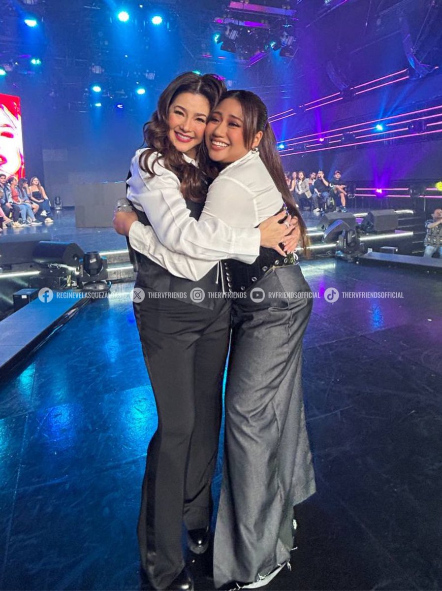 TheRVFriends's tweet photo. Queen @reginevalcasid and @itsMorissette 

AsiasSongbird Queen REGINE
#ASAPConcerts https://t.co/z03chVykK6