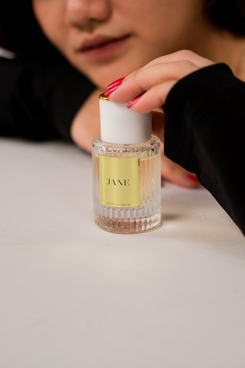 jadeparfume's tweet photo. ada yang tau ngga story behind nama dari varian “jane” ini? di apk sebelah si udah mimin spill 😋👀

kalo bener ntar kita kasi free 2pcs jane &amp; anasera, let’s go!!! ✨ https://t.co/JES6T20909