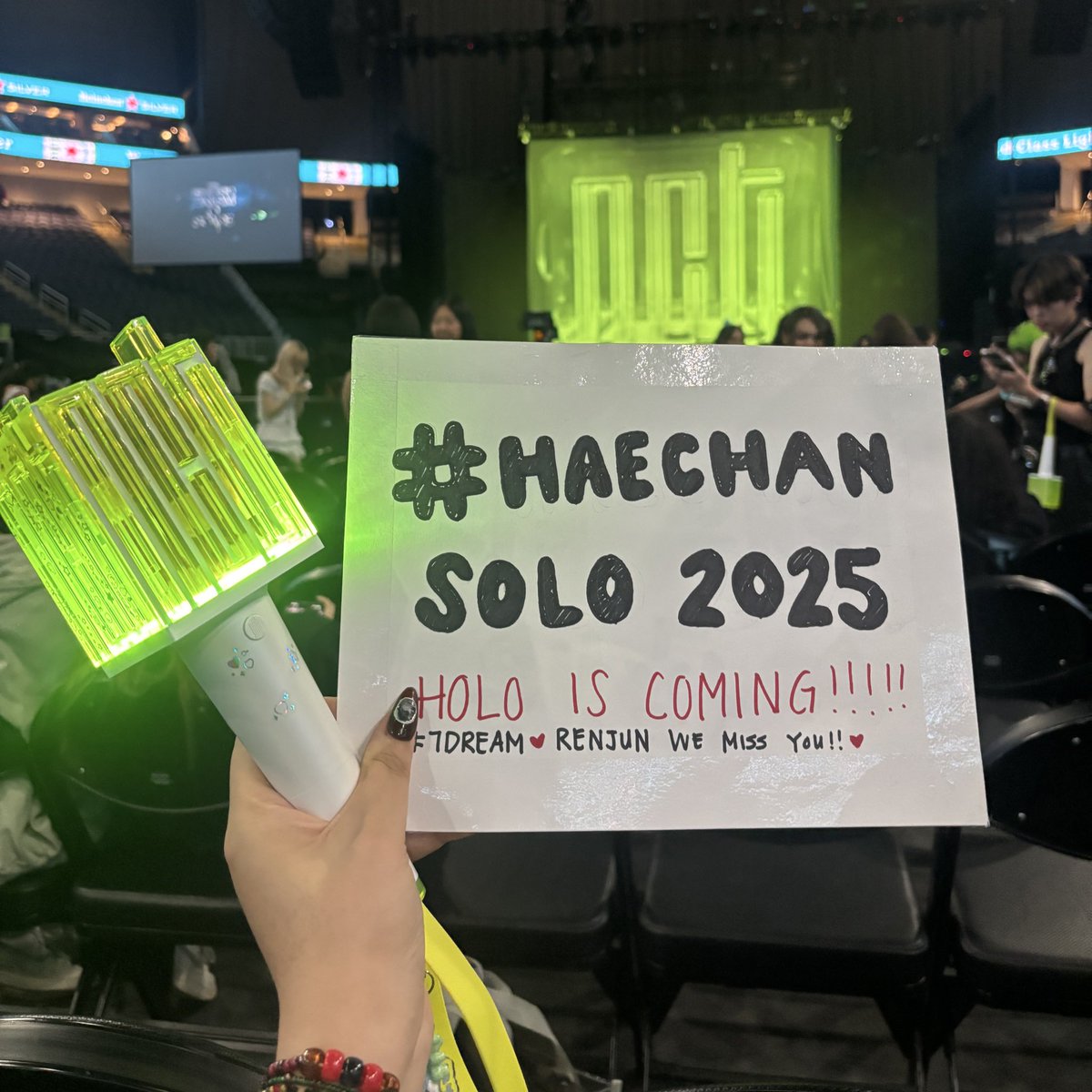haechcom's tweet image. my haechan sign was on the big screen at tds3 ny 😭
