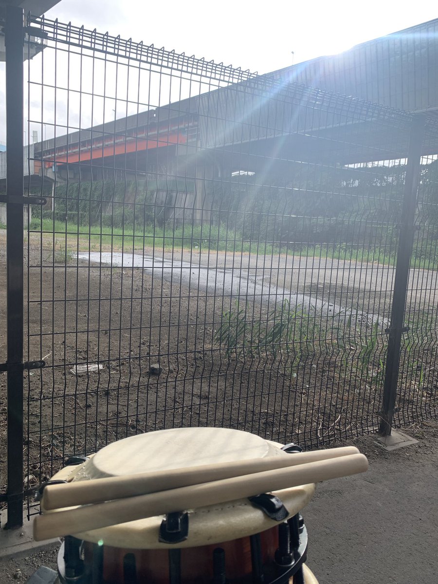 kusabi2019's tweet photo. 晴れるのか雨なのか嵐なのか
機嫌がわからない天気の稽古 https://t.co/kOJcCDxwRt