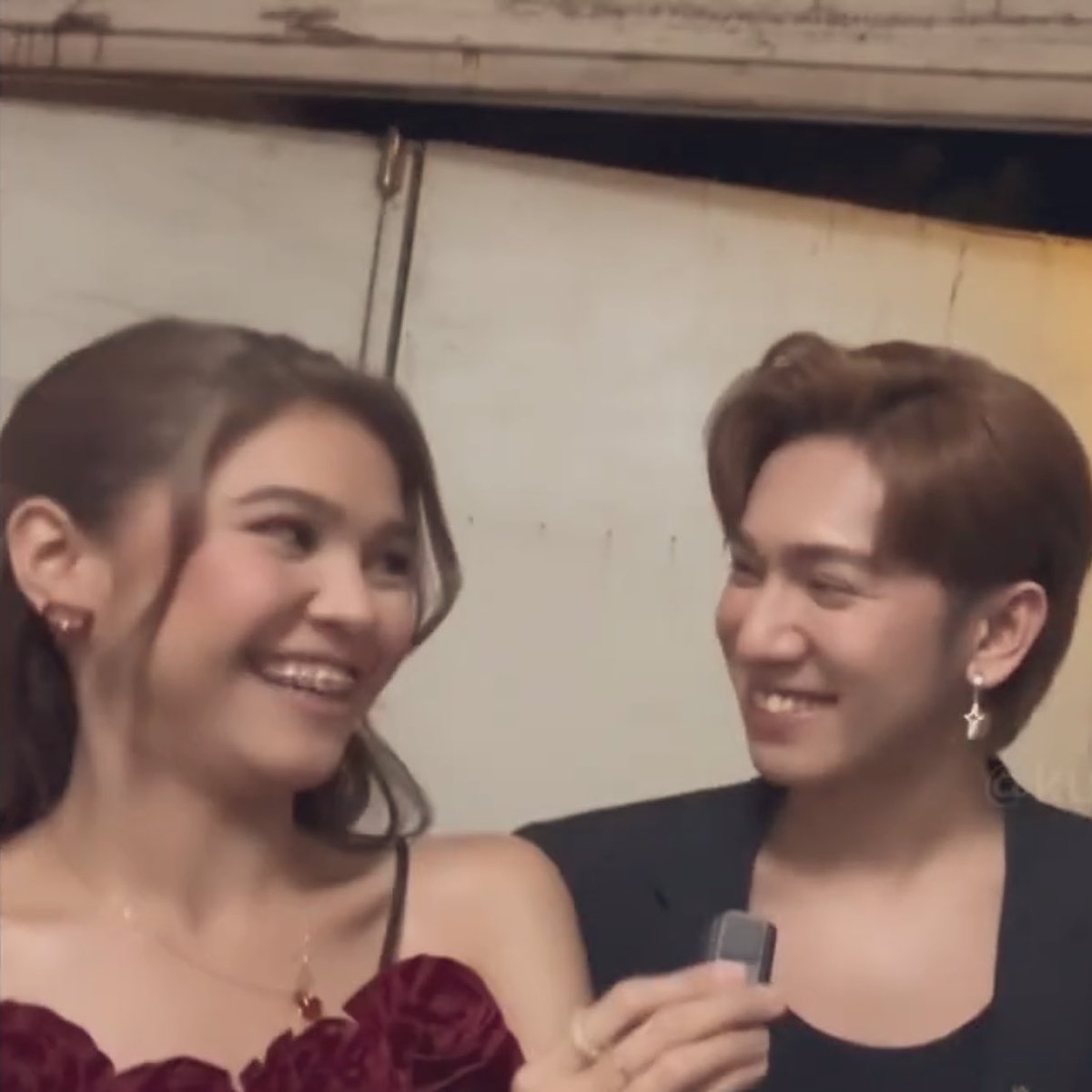 a_fangirl247's tweet photo. Alam ko namang cute kayo pag nagsasabay ng sinasabi pero dapat tumatawa lang kayo, eh anong mga tingin to 

PERFECT PAIR JMIELLE
ASAPusapan AngJMielle
#JMielleASAP https://t.co/mmOMcEIGBr