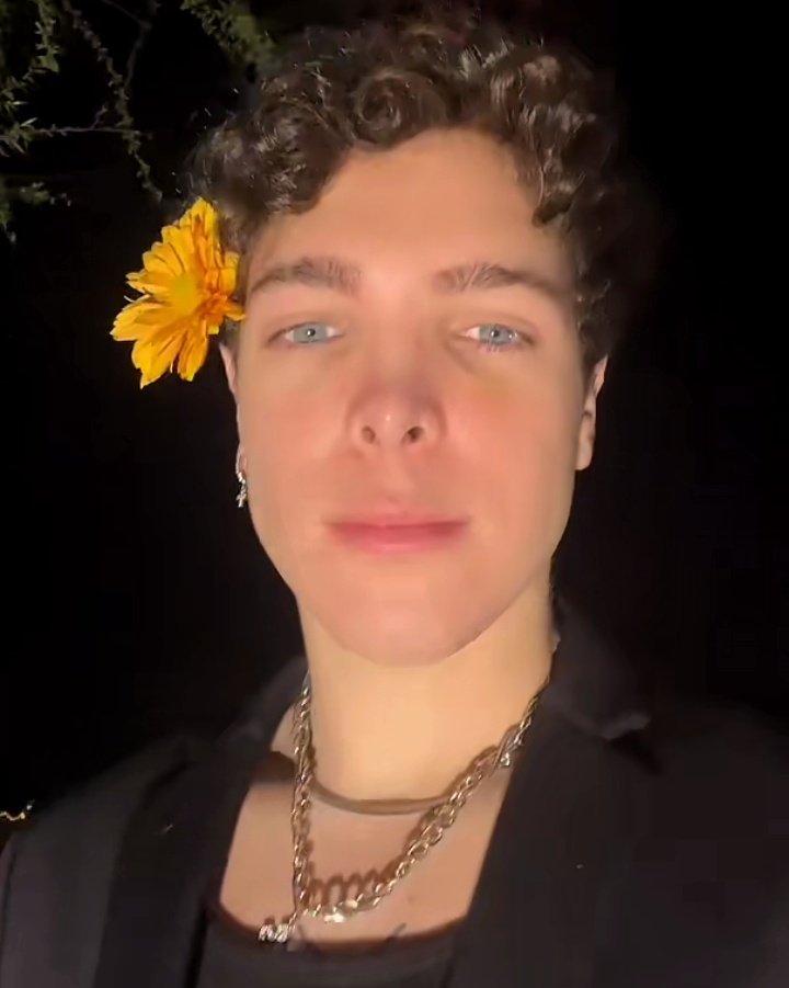 seguía con la flor amarilla 🤧🌼
