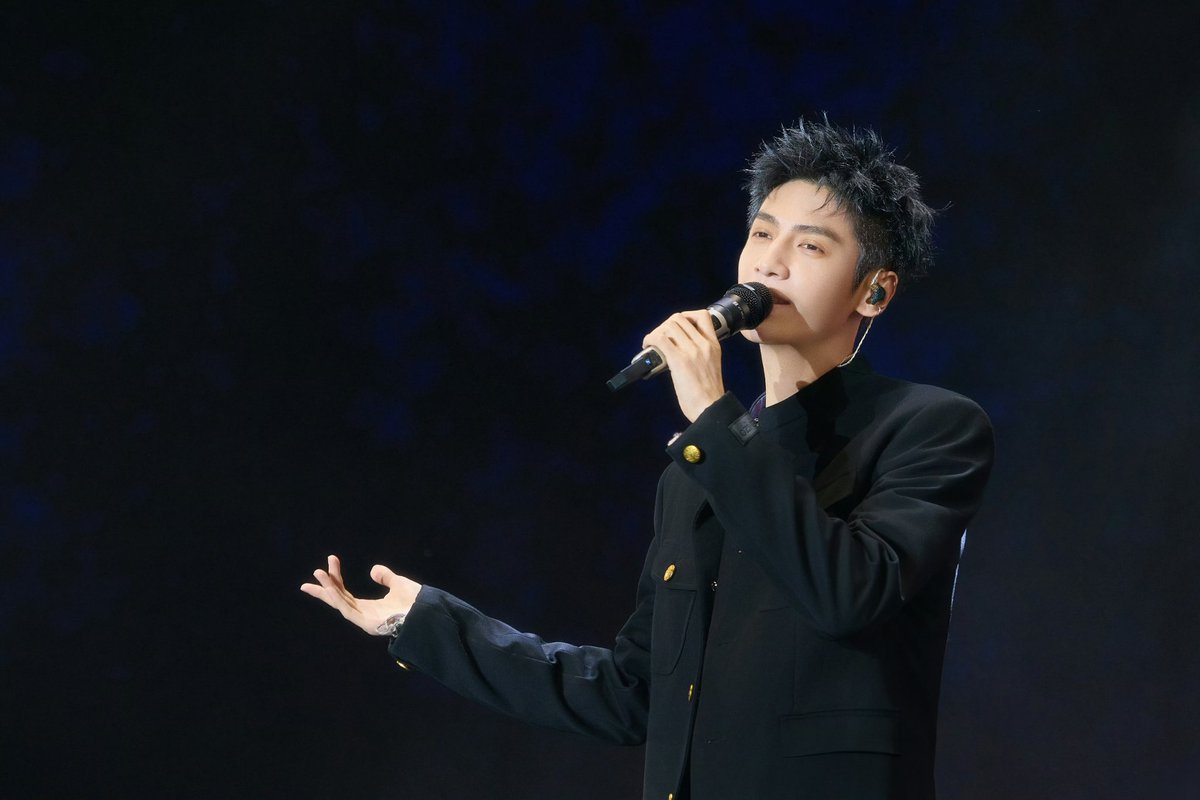 Saengda50045377's tweet image. A single sound of passion, bringing a lifetime of love, a drop of sweat dripping on the grass, blossoming into a beautiful dream.
 
Studio Webo : 21 Sep, 2024

©️ 罗云熙工作室

for Flow Gourd &amp;amp; Matrix Music Festival at Maanshan, Anhui, Hefei, China

#หลัวอวิ๋นซี #LuoYunxi #罗云熙