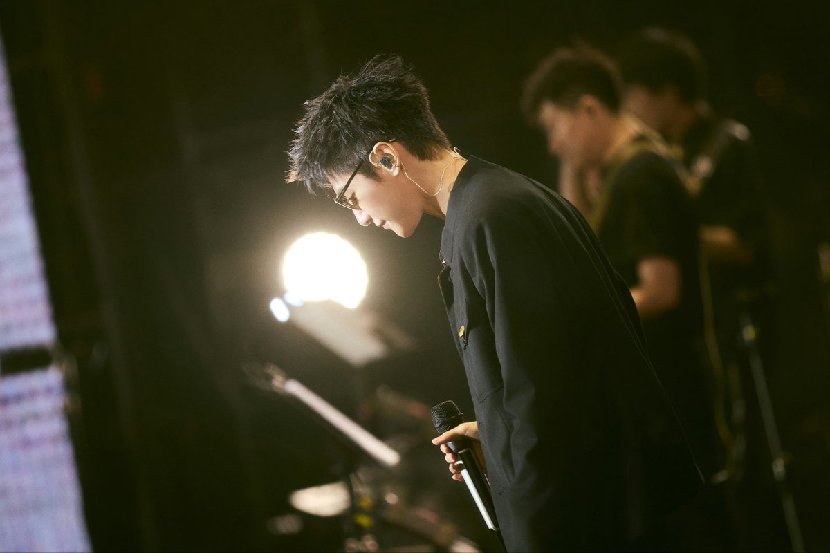 Saengda50045377's tweet image. A single sound of passion, bringing a lifetime of love, a drop of sweat dripping on the grass, blossoming into a beautiful dream.
 
Studio Webo : 21 Sep, 2024

©️ 罗云熙工作室

for Flow Gourd &amp;amp; Matrix Music Festival at Maanshan, Anhui, Hefei, China

#หลัวอวิ๋นซี #LuoYunxi #罗云熙