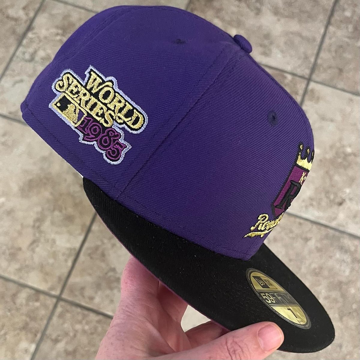 jaylaw22's tweet photo. 265/366 #foreverroyal #raisedroyal #fitted #hatgame #neweracap #newera #neweracapstyle #fittedroyalty #59fifty #flyyourownflag #committedtothefitted #ladiesrockfitteds #hypebeastkc #uhc18 #fotd #fittedoftheday
I don’t remember who dropped this. 😅 https://t.co/6dHjjHegYy