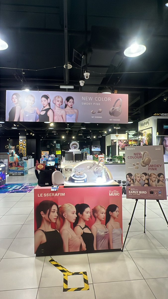 bibi_fearnot's tweet photo. So.. I just finished my pilates and decided to walk around the mall and I stumbled upon this. I literally gasped. 

#LE_SSERAFIMxSONYAudio
#LE_SSERAFIM   #르세라핌
#WH1000XM5 https://t.co/0ZdYNfZ2im