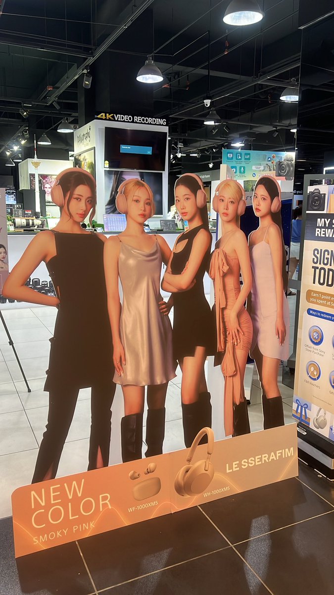 bibi_fearnot's tweet photo. So.. I just finished my pilates and decided to walk around the mall and I stumbled upon this. I literally gasped. 

#LE_SSERAFIMxSONYAudio
#LE_SSERAFIM   #르세라핌
#WH1000XM5 https://t.co/0ZdYNfZ2im