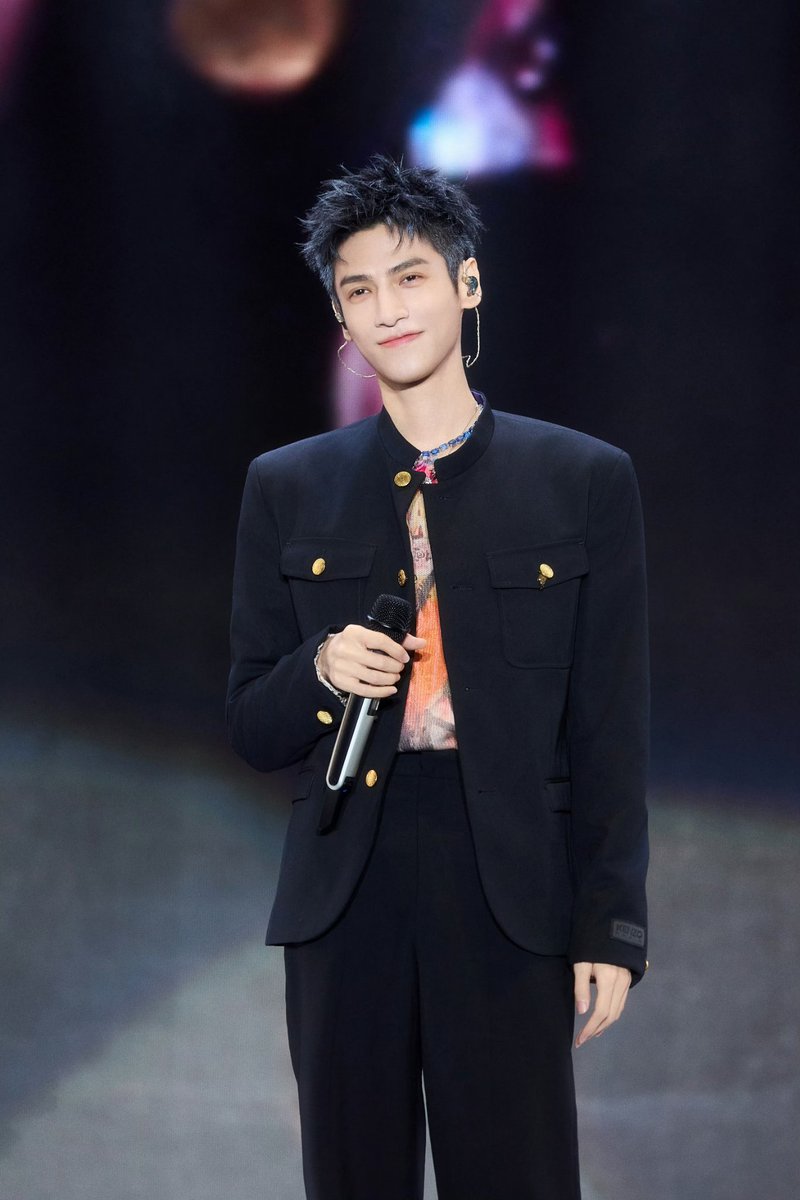 Saengda50045377's tweet image. A single sound of passion, bringing a lifetime of love, a drop of sweat dripping on the grass, blossoming into a beautiful dream.
 
Studio Webo : 21 Sep, 2024

©️ 罗云熙工作室

for Flow Gourd &amp;amp; Matrix Music Festival at Maanshan, Anhui, Hefei, China

#หลัวอวิ๋นซี #LuoYunxi #罗云熙