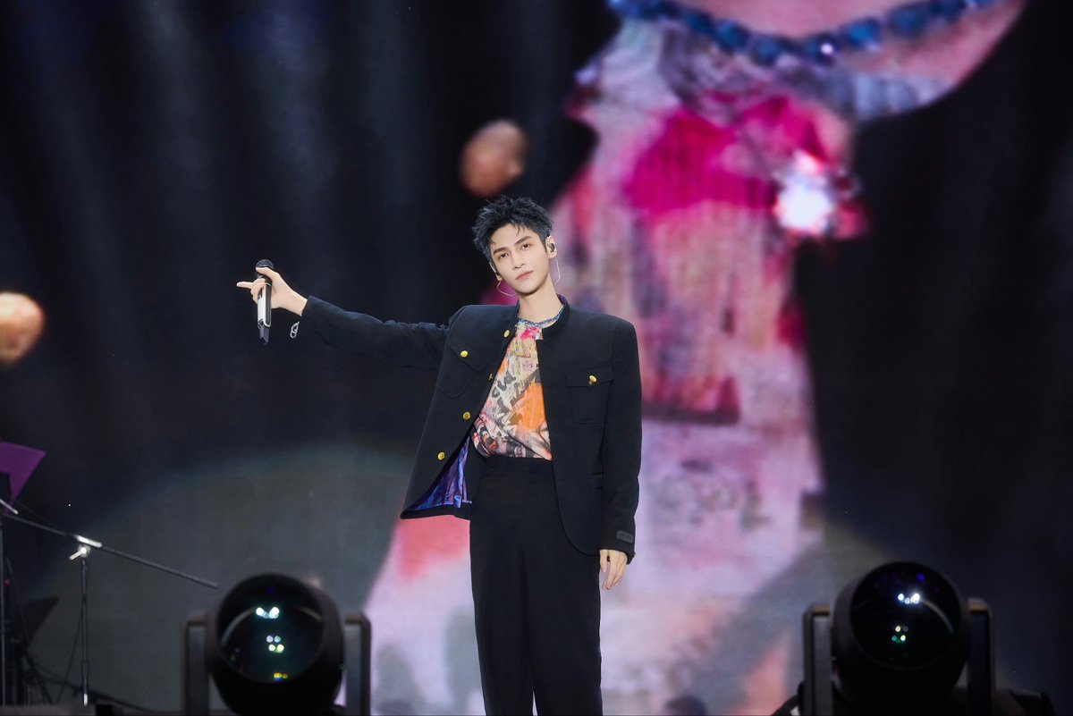 Saengda50045377's tweet image. A single sound of passion, bringing a lifetime of love, a drop of sweat dripping on the grass, blossoming into a beautiful dream.
 
Studio Webo : 21 Sep, 2024

©️ 罗云熙工作室

for Flow Gourd &amp;amp; Matrix Music Festival at Maanshan, Anhui, Hefei, China

#หลัวอวิ๋นซี #LuoYunxi #罗云熙