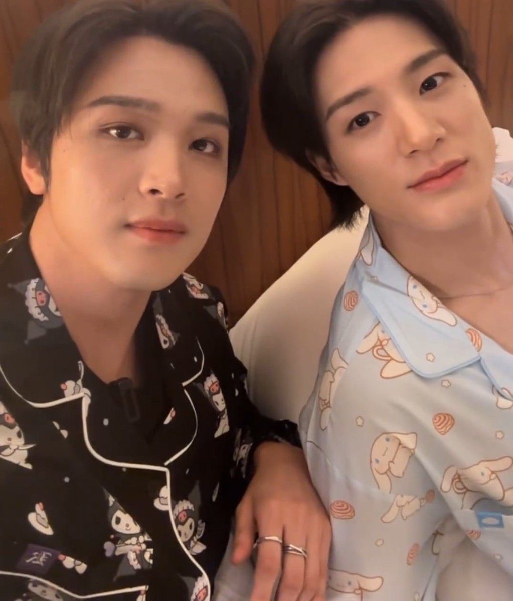 jungshasa's tweet photo. THEY ARE SO FINE 😭 https://t.co/67kkftFgiu