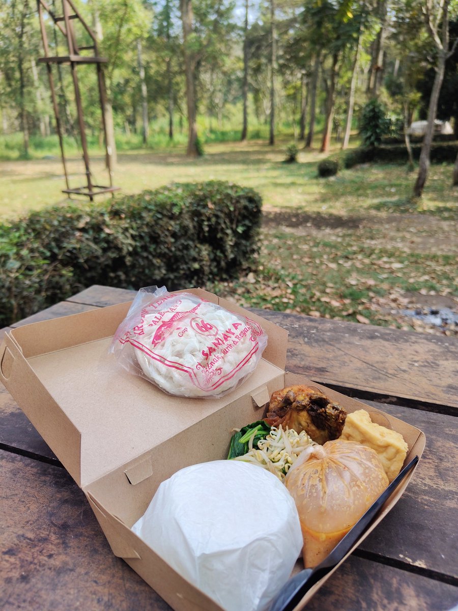 Widino's tweet photo. More info buat yg tanya2:
- aman bgt, malem ga seserem yg dibayangin.
- kebanyakan yg camping keluarga.
- kalo bawa mobil ada spot yg bisa parkir mobil di samping tenda.
- dingin, kalo malem berkabur, suhu sampe 16°
- fasilitas lengkap, shower air panas, WiFi sampe ke area tenda.
- ambil paket lengkap 27ribu dapet dinner bbq, breakfast, api unggun dinyalain sama petugasnya.
- ini dapet tenda kecil karena yg gede habis disewa, tp cukup lega buat 2 orang