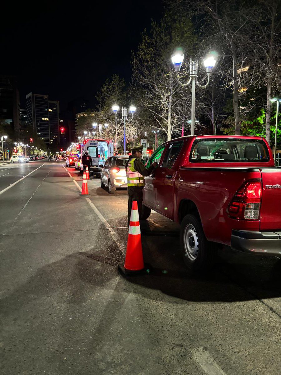 carabprandes's tweet image. #LasCondes: Carabineros de la 17ª Comisaría, en conjunto con SENDA, operativo #ToleranciaCero en estas #FiestasPatrias, esto con la finalidad de generar consciencia entre los conductores. #siBebesPasaLasLlaves #CarabinerosDeTodos #18seguro