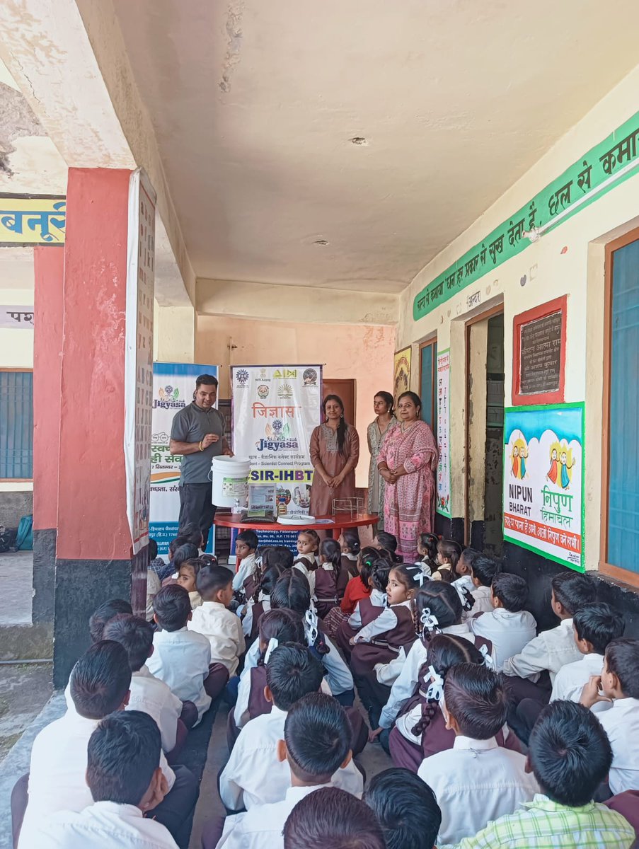 1/2
As an outreach activity under the Swachhata Hi Sewa Campaign (SHS) and Jigyasa Programme,  Dr. Aparna Maitra Pati Chief Scientist and scholars of CSIR-IHBT explained the importance of clean environment, good waste management practice, and composting to little